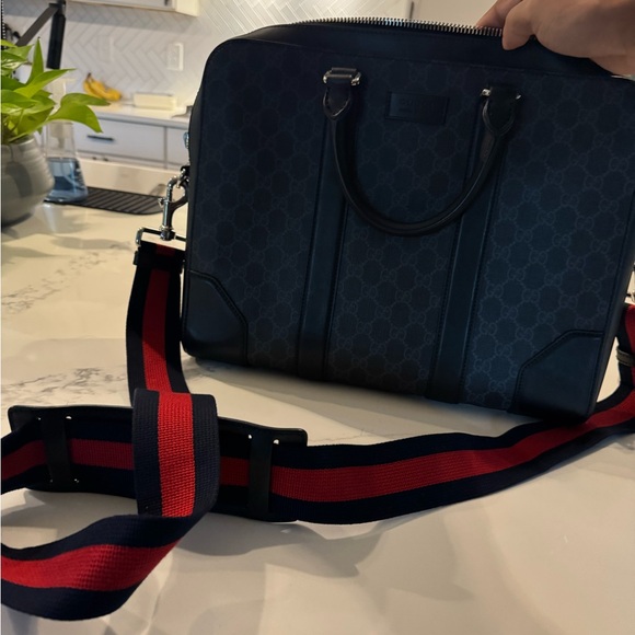 Gucci Messenger/Laptop bag. Only worn three times before I got a backpack - Picture 2 of 6